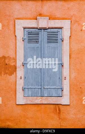 Typische französische Fensterläden in der alten Stadt von Le Mans, Sarthe, Pays De La Loire, Frankreich Stockfoto