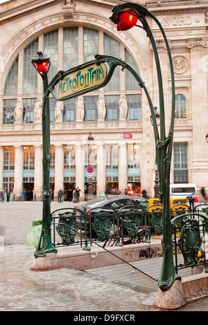 Die Jugendstil-Eingang zur u-Bahn Bahnhof Gare du Nord mit dem Hauptbahnhof hinter, Paris, Frankreich Stockfoto