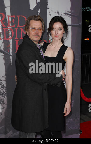 Gary Oldman, Donya Fiorentino Los Angeles Premiere von Warner Bros.-Bilder "Red Riding Hood" statt, bei der Graumans Chinese Theatre Hollywood, Kalifornien - 07.03.11 Stockfoto