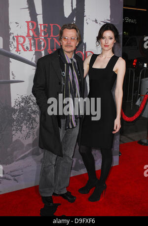 Gary Oldman, Donya Fiorentino Los Angeles Premiere von Warner Bros.-Bilder "Red Riding Hood" statt, bei der Graumans Chinese Theatre Hollywood, Kalifornien - 07.03.11 Stockfoto