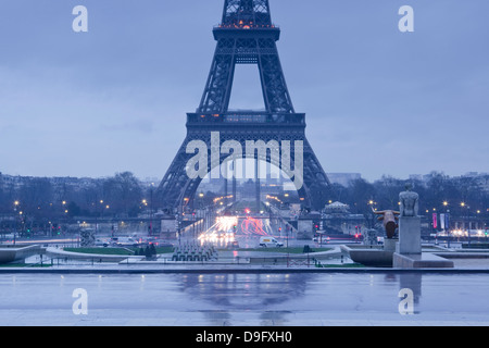 Der Eiffelturm unter Regenwolken, Paris, Frankreich Stockfoto