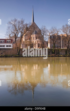 Eglise Sainte-Radegonde spiegelt sich in den Fluss Vienne, Poitiers, Vienne, Poitou-Charentes, Frankreich Stockfoto