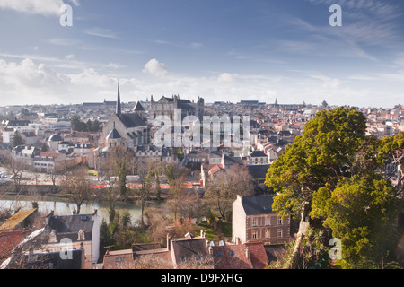 Blick auf die Stadt von Poitiers mit dem Dom sichtbar an der Spitze des Hügels, Poitiers, Vienne, Poitou-Charentes, Frankreich Stockfoto