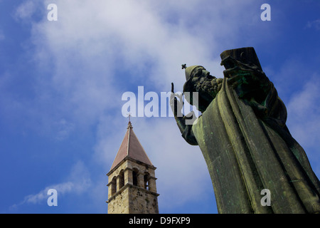 Statue des Grgur Ninski (Ninski) von Ivan Mestrovic und der Campanile (Glockenturm), Split, Dalmatien, Kroatien Stockfoto