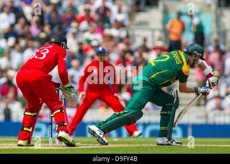 London, UK. 19. Juni 2013. Englands Jos Buttler fängt den Ball um Chris Morris während der ICC Champions Trophy Semi final internationalen Cricket-Match zwischen England und Südafrika bei The Oval Cricket Ground am 19. Juni 2013 in London, England zu schließen. (Foto von Mitchell Gunn/ESPA/Alamy Live-Nachrichten) Stockfoto