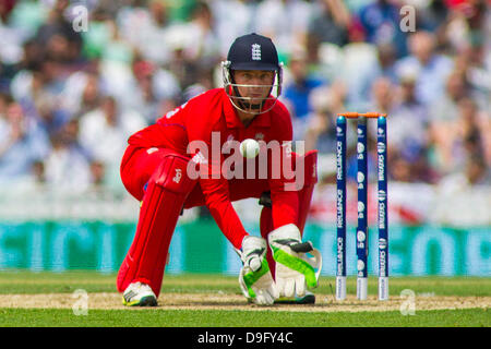 London, UK. 19. Juni 2013. Englands Jos Buttler während der ICC Champions Trophy Semi final internationalen Cricket match zwischen England und Südafrika bei The Oval Cricket Ground am 19. Juni 2013 in London, England. (Foto von Mitchell Gunn/ESPA/Alamy Live-Nachrichten) Stockfoto