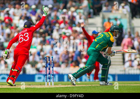 London, UK. 19. Juni 2013. Englands Jos Buttler fängt den Ball um Chris Morris während der ICC Champions Trophy Semi final internationalen Cricket-Match zwischen England und Südafrika bei The Oval Cricket Ground am 19. Juni 2013 in London, England zu schließen. (Foto von Mitchell Gunn/ESPA/Alamy Live-Nachrichten) Stockfoto