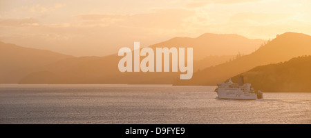 Queen Charlotte Sound bei Sonnenuntergang, die Interislander Fähre zwischen Picton, Südinsel und Wellington, Nordinsel, Neuseeland Stockfoto