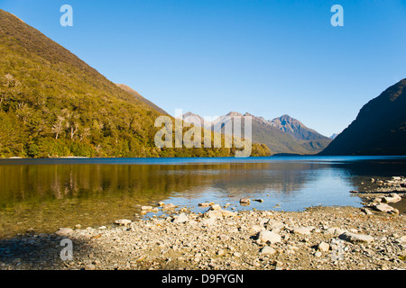 Lake Gunn Berg Reflexionen, Fjordland National Park, UNESCO-Weltkulturerbe, Südinsel, Neuseeland Stockfoto