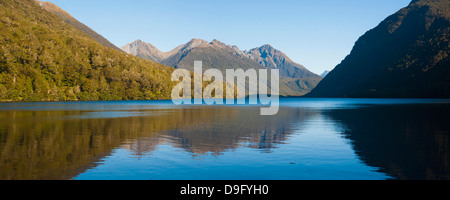 Reflexion der Berge im Lake Gunn, Fjordland National Park, UNESCO-Weltkulturerbe, Südinsel, Neuseeland Stockfoto