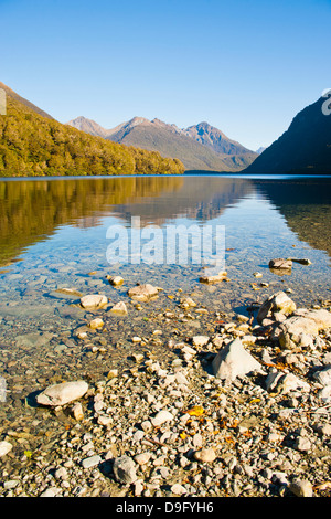 Reflexion der Berge im Lake Gunn, Fjordland National Park, UNESCO-Weltkulturerbe, Südinsel, Neuseeland Stockfoto