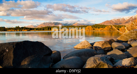 Lake Tekapo Herbstfärbung bei Sonnenuntergang, Southern Lakes, Region Canterbury, Südinsel, Neuseeland Stockfoto