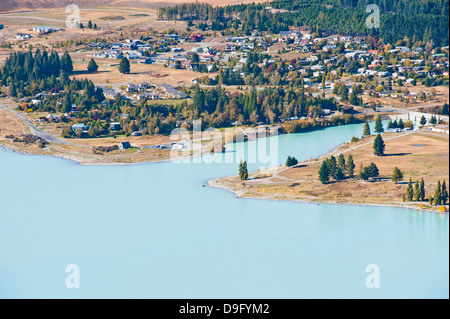 Lake Tekapo Stadt entnommen Mount John Observatorium, Region Canterbury, Südinsel, Neuseeland Stockfoto