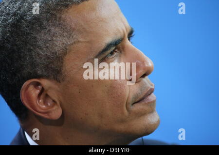 Berlin, Deutschland. 19. Juni 2013. Präsident Barack Obama auf einer Pressekonferenz im Bundeskanzleramt in Berlin, Deutschland, 19. Juni 2013 zu besuchen. Foto: Michael Kappeler/Dpa/Dpa/Alamy Live News Stockfoto