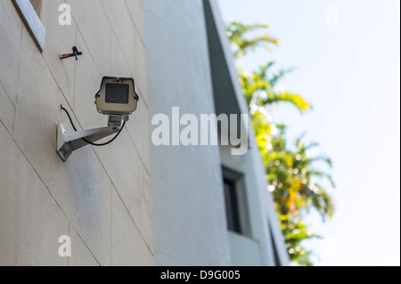 Niedrigen Winkel Ansicht einer CCTV-Kamera an der Wand montiert Stockfoto