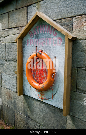 Nahaufnahme des Badeens verboten kein Schwimmzeichen mit einem Rettungsschwimmgurt England Großbritannien GB Großbritannien Stockfoto