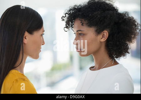 Nahaufnahme der beiden Freundinnen sahen einander Stockfoto