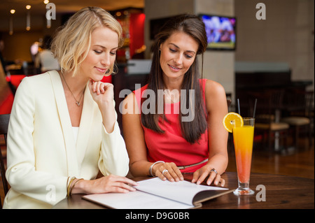 Zwei Freundinnen, Blick auf die Speisekarte in einem restaurant Stockfoto