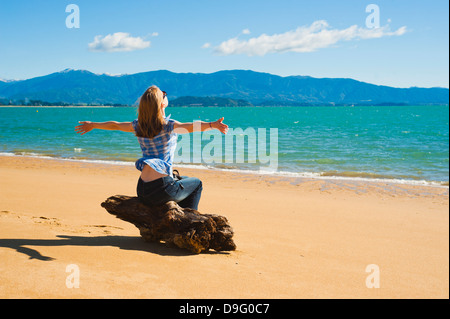 Frau am Strand von Tata Beach, Golden Bay, Tasman Region, Südinsel, Neuseeland Stockfoto
