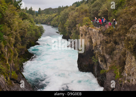 Touristen, die Huka Falls, Taupo, Region Waikato, Nordinsel, Neuseeland Stockfoto