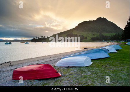 Boote am Mount Maunganui bei Sonnenuntergang, Tauranga, Nordinsel, Neuseeland Stockfoto