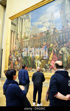 Menschen betrachten Gemälde, die Hochzeit zu Kana, Musée du Louvre in Paris, Frankreich - Jan 2012 Stockfoto