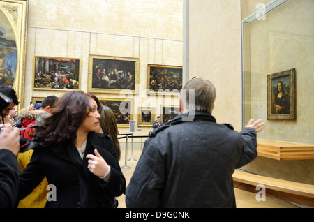 Besucher die Mona Lisa in das Musée du Louvre in Paris, Frankreich - Jan 2012 Stockfoto