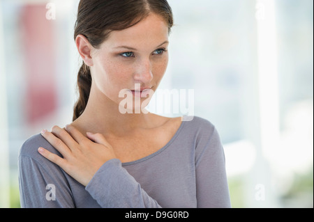 Nahaufnahme einer schönen Frau wegschauen Stockfoto