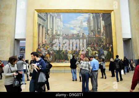 Menschen betrachten Gemälde, die Hochzeit zu Kana, Musée du Louvre in Paris, Frankreich - Jan 2012 Stockfoto