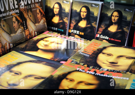 Museum Schaufenster mit Mona Lisa Bücher, Musée du Louvre in Paris, Frankreich - Jan 2012 Stockfoto