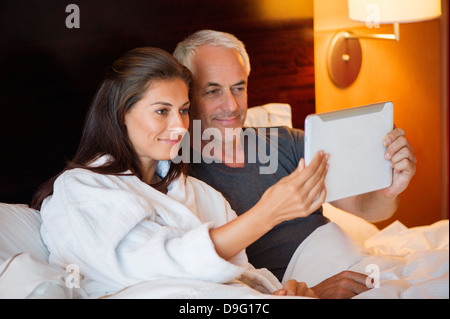 Paar Film auf eine digitale Tablet in einem Hotelzimmer Stockfoto
