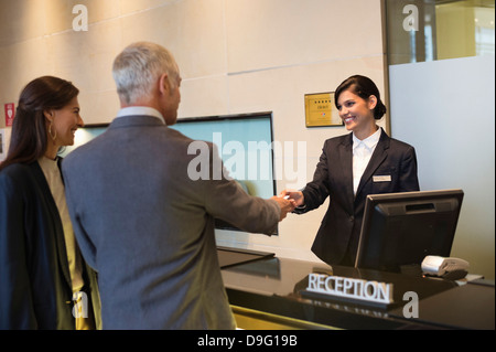 Geschäft paar immer Key-Card an der Hotel Rezeption Theke Stockfoto