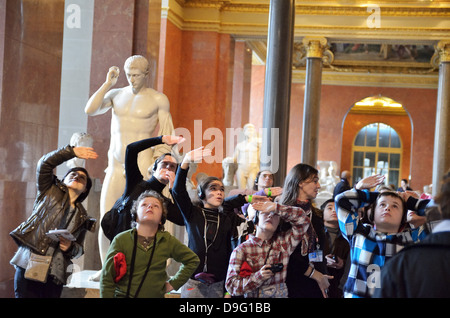 Kinder im Louvre in Paris, Frankreich - Jan 2012 Stockfoto