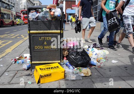 Brighton, UK. 19. Juni 2013. Shopper gehen vorbei überlaufen Lagerplätze in North Street, wie Müll Haufen bis auf den Straßen von Brighton als Cityclean Binmen Aktion nimmt einen Griff schlagen. Der Rat Arbeiter und GMB Gewerkschaftsmitglieder wurden streiken seit sechs Tagen und sollen sich für eine weitere Woche ihren Streit mit Brighton und Hove City Council Kredit weiter: Simon Dack/Alamy Live News Stockfoto