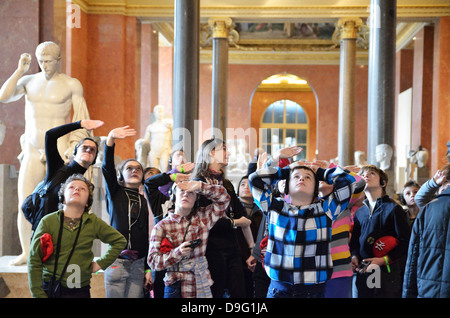 Kinder im Louvre in Paris, Frankreich - Jan 2012 Stockfoto