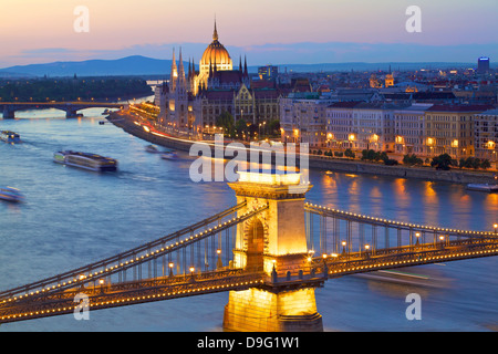 Chain Bridge, Donau und ungarische Parlament bei Dämmerung, UNESCO-Weltkulturerbe, Budapest, Ungarn Stockfoto