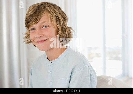 Bildnis eines Knaben lächelnd Stockfoto