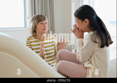 Bruder und seine Schwester spielen Stockfoto