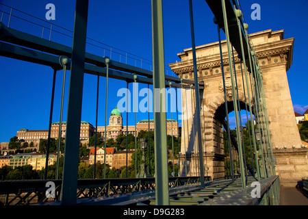 Kettenbrücke und Ungarische Nationalgalerie, Budapest, Ungarn Stockfoto