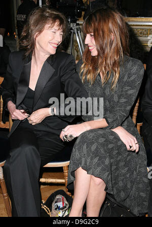 Jane Birkin und Lou Doillon Paris Fashionweek bereit Herbst/Winter 2011 - Yves Saint Laurent - Front Row Paris, Frankreich - 07.03.11 zu tragen Stockfoto