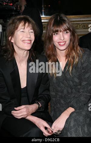 Jane Birkin und Lou Doillon Paris Fashionweek bereit Herbst/Winter 2011 - Yves Saint Laurent - Front Row Paris, Frankreich - 07.03.11 zu tragen Stockfoto