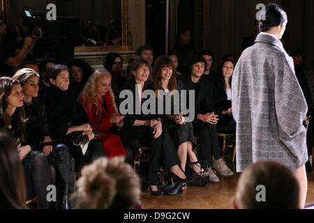 Jane Birkin und Lou Doillon Paris Fashionweek bereit Herbst/Winter 2011 - Yves Saint Laurent - Front Row Paris, Frankreich - 07.03.11 zu tragen Stockfoto