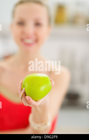 Closeup auf Apfel in der Hand von Teenager-Mädchen Stockfoto