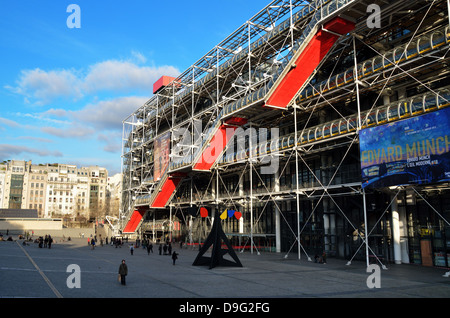 Beaubourg square and George Pompidou Center, Paris, France - Jan 2012 Stockfoto