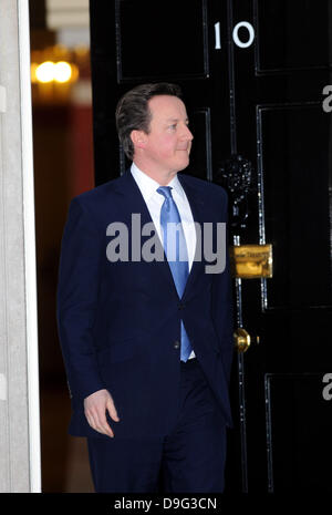 Premierminister David Cameron begrüßt Palästinenserpräsident Mahmoud Abbas (nicht abgebildet) in 10 Downing Street. London, England - 08.03.11 Stockfoto