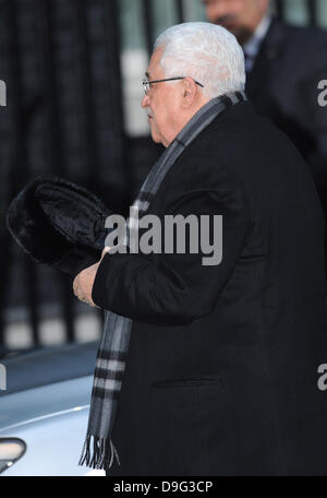 Der palästinensische Präsident Mahmoud Abbas kommt in 10 Downing Street für ein Treffen mit Premierminister David Cameron. London, England - 08.03.11 Stockfoto