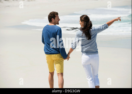 Rückansicht des ein paar walking am Strand Stockfoto