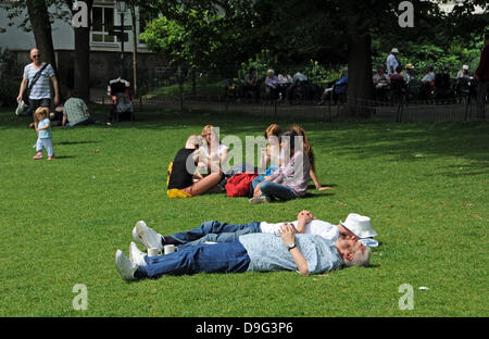 Brighton, UK. 19. Juni 2013. Sonnenanbeter genießen die heiße Sonne in Brighton Pavilion Gardens, da Temperaturen an der Südküste heute steigen Stockfoto