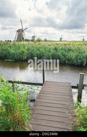 Kanal und Windmühlen Kinderdijk, UNESCO-Weltkulturerbe, Südholland, Niederlande Stockfoto