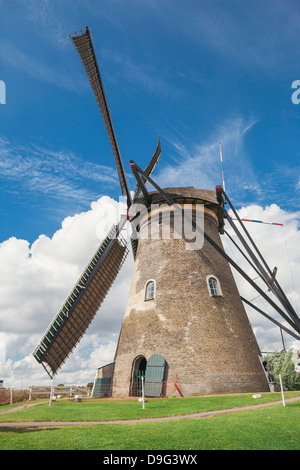 Kanal und Windmühlen Kinderdijk, UNESCO-Weltkulturerbe, Südholland, Niederlande Stockfoto